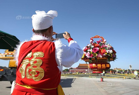 慶十一迎國(guó)慶，大型鋼結(jié)構(gòu)花籃亮相天安門廣場(chǎng)